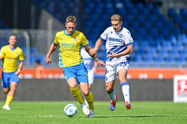 2. Liga - Eintracht Braunschweig - Karlsruher SC am 01.09.2024 im Eintracht Stadion in Braunschweig Lasse Günther Guenther (Karlsruhe) im Zweikampf gegen Sebastian Polter (Braunschweig)