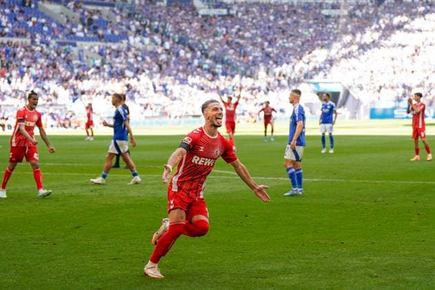 Fußball: 2. Bundesliga Saison 2024 - 2025, 4. Spieltag - FC Schalke 04 vs. 1. FC Köln - Veltins-Arena, Gelsenkirchen: Kölns Leart Paqarada legt mustergültig von halblinks scharf quer an den zweiten Pfosten, wo Kölns Tim Lemperle keine Mühe hat, das dritte Tor zu erzielen. Tor, Jubel, Freude beim 0:3 nach Wiederanpfiff in der 46. Minute