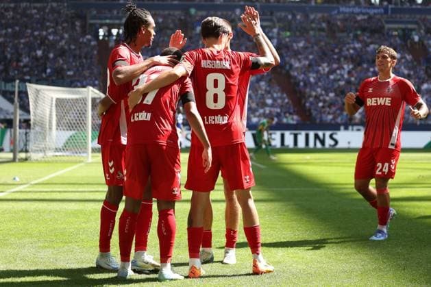 Die Spieler vom 1.FC Köln freue sich über das Tor zum 0:2 durch Linton Maina (1.FC Köln) beim Spiel der 2. BL (Saison 2024 25) FC Schalke 04 - 1. FC Köln Copyright: Thomas Pakusch