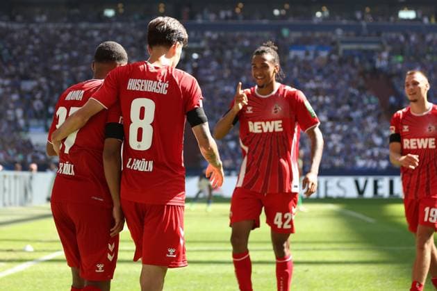 Die Spieler vom 1.FC Köln freue sich über das Tor zum 0:2 durch Linton Maina (1.FC Köln) beim Spiel der 2. BL (Saison 2024 25) FC Schalke 04 - 1. FC Köln Copyright: Thomas Pakusch