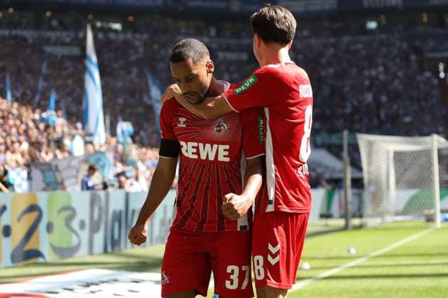 Die Spieler vom 1.FC Köln freue sich über das Tor zum 0:2 durch Linton Maina (1.FC Köln) beim Spiel der 2. BL (Saison 2024 25) FC Schalke 04 - 1. FC Köln Copyright: Thomas Pakusch