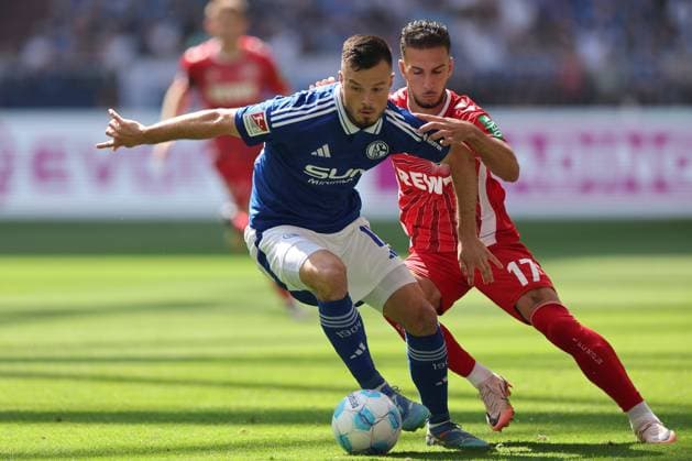 Adrian Gantenbein (FC Schalke 04) und Leart Pacarada (1.FC Köln) beim Spiel der 2. BL (Saison 2024 25) FC Schalke 04 - 1. FC Köln Copyright: Thomas Pakusch