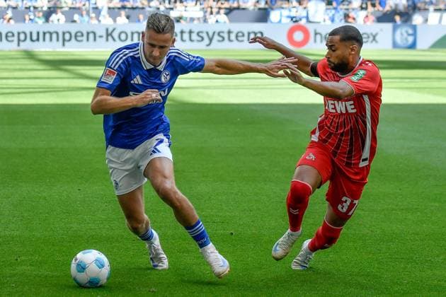 v. li. im Zweikampf Paul Seguin ( 7, FC Schalke 04) Linton Maina (Koeln 37) 01.09.2024 Fussball FC Schalke 04 vs 1. FC Koeln , Veltins-Arena, Gelsenkirchen, DFB DFL REGULATIONS PROHIBIT ANY USE OF PHOTOGRAPHS AS IMAGE SEQUENCES AND OR QUASI-VIDEO NRW Germany