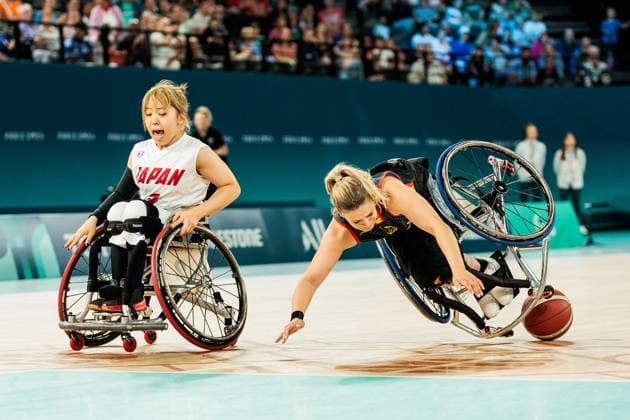 Sport Themen der Woche KW35 Sport Bilder des Tages Paris 2024 Paralympics: Rollstuhlbasketball Japan - Deutschland Damen, 01.09.2024 PARIS, FRANKREICH 01. September - Rollstuhlbasketball Japan - Deutschland Damen Paris 2024 Paralympics am 01.09.2024 in der Bercy Arena in Paris Frankreich. Izumi Zaima (Japan, 2), Catharina Weiss (Deutschland, 6) fliegt nach Foul *** Paris 2024 Paralympics Wheelchair basketball Japan Germany Women, 01 09 2024 PARIS, FRANCE 01 September Wheelchair basketball Japan Germany Women Paris 2024 Paralympics on 01 09 2024 at the Bercy Arena in Paris France Izumi Zaima Japan, 2 , Catharina Weiss Germany, 6 flies after foul Copyright: xBEAUTIFULxSPORTS Wunderlx