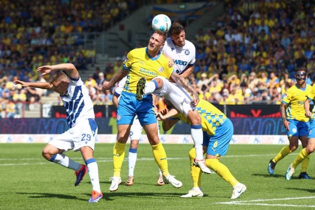01.09.2024, xtgx, Fussball 2. Bundesliga, Eintracht Braunschweig - Karlsruher SC emspor, v.l. Sebastian Polter (Braunschweig, 17), Nicolai Rapp (Karlsruhe, 17) Zweikampf, Duell, Kampf, tackle (DFL DFB REGULATIONS PROHIBIT ANY USE OF PHOTOGRAPHS as IMAGE SEQUENCES and or QUASI-VIDEO) Braunschweig