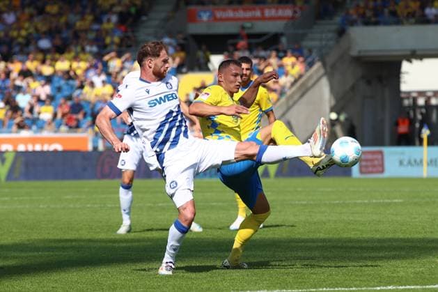 01.09.2024, xtgx, Fussball 2. Bundesliga, Eintracht Braunschweig - Karlsruher SC emspor, v.l. Budu Zivivadze (Karlsruhe, 11), Sven Koehler (Köhler, Braunschweig, 27) Zweikampf, Duell, Kampf, tackle (DFL DFB REGULATIONS PROHIBIT ANY USE OF PHOTOGRAPHS as IMAGE SEQUENCES and or QUASI-VIDEO) Braunschweig