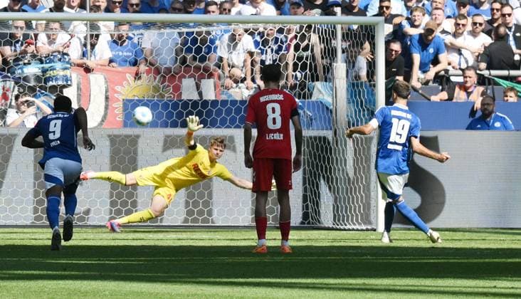 Kenan Karaman (FC Schalke 04) verwandelt gegen Torwart Jonas Urbig (1.FC Koeln) den Elfmeter zum 1:3 01.09.2024, Fussball 2. Bundesliga, 4. Spieltag, Saison 2024 2025 FC Schalke 04 - 1. FC Köln Gelsenkirchen Veltins Arena Nordrhein Westfalen Deutschland