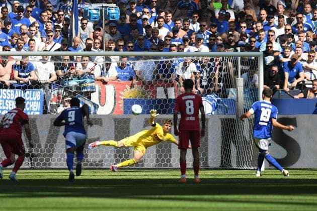 Kenan Karaman (FC Schalke 04) Tor zum 1:3 waehrend des Spiels der 2. Bundesliga zwischen FC Schalke 04 und 1. FC Köln in der Veltins-Arena am 01. September 2024 in Gelsenkirchen, Deutschland. (Foto von Ralf Treese DeFodi Images) +++ Kenan Karaman (FC Schalke 04) scores his team™s first goal during the 2. Bundesliga match between FC Schalke 04 and 1. FC Köln at Veltins-Arena on September 1, 2024 in Gelsenkirchen, Germany. (Photo by Ralf Treese DeFodi Images) DFB DFL REGULATIONS PROHIBIT ANY USE OF PHOTOGRAPHS AS IMAGE SEQUENCES AND OR QUASI-VIDEO. Defodi-521_S04KOE20240901_036