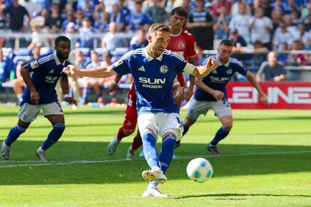 Kenan Karaman (FC Schalke 04) verwandelt den Foulelfmeter zum 1:3, 2. Bundesliga, FC Schalke 04 vs 1. FC Köln, Veltins-Arena am 01. September 2024 in Gelsenkirchen, Deutschland. (Foto von Marco Steinbrenner DeFodi Images) Kenan Karaman (FC Schalke 04) converts the penalty to make it 1:3, 2. Bundesliga, FC Schalke 04 vs 1. FC Köln, Veltins-Arena, September 1, 2024 in Gelsenkirchen, Germany. (Photo by Marco Steinbrenner DeFodi Images) DFB DFL REGULATIONS PROHIBIT ANY USE OF PHOTOGRAPHS AS IMAGE SEQUENCES AND OR QUASI-VIDEO. Defodi-700_schalke_koeln_20240901_048