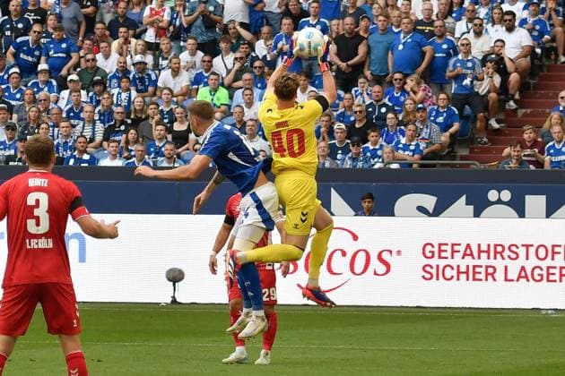 Strafraumszene Torwart Jonas Urbig (Koeln 40) vereitelt Torchance von Schalke 04 01.09.2024 Fussball FC Schalke 04 vs 1. FC Koeln , Veltins-Arena, Gelsenkirchen, DFB DFL REGULATIONS PROHIBIT ANY USE OF PHOTOGRAPHS AS IMAGE SEQUENCES AND OR QUASI-VIDEO NRW Germany