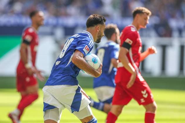 01.09.2024, Fussball, Saison 2024 2025, 2. Bundesliga, 4. Spieltag, FC Schalke 04 - 1. FC Köln, Kenan Karaman (FC Schalke 04) schnappt sich den Ball nach seinem Tor zum 3 zu 1. Gelsenkirchen Veltins Arena NRW Deutschland xRHR-FOTO TRx