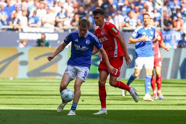 Derry John Murkin (FC Schalke 04) im Zweikampf, Aktion, mit Dejan Ljubicic (1. FC Koeln) FC Schalke 04 vs. 1. FC Koeln, Fussball, 2. Bundesliga, 4. Spieltag, Saison 2024 2025, 01.09.2024 Foto: kolbert-press Ant Palmer Veltins Arena NRW Deutschland