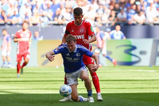 Ron Schallenberg (FC Schalke 04) im Zweikampf, Aktion, mit Jan Thielmann (1. FC Koeln) FC Schalke 04 vs. 1. FC Koeln, Fussball, 2. Bundesliga, 4. Spieltag, Saison 2024 2025, 01.09.2024 Foto: kolbert-press Ant Palmer Veltins Arena NRW Deutschland