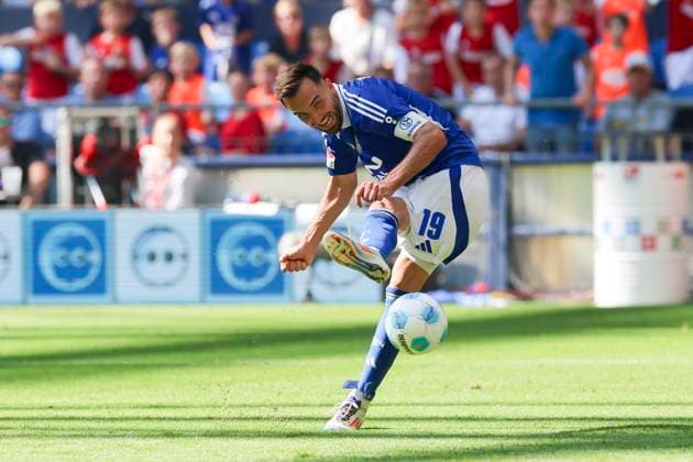 Kenan Karaman (FC Schalke 04) kontrolliert den Ball, 2. Bundesliga, FC Schalke 04 vs 1. FC Köln, Veltins-Arena am 01. September 2024 in Gelsenkirchen, Deutschland. (Foto von Marco Steinbrenner DeFodi Images) Kenan Karaman (FC Schalke 04) controls the ball, 2. Bundesliga, FC Schalke 04 vs 1. FC Köln, Veltins-Arena, September 1, 2024 in Gelsenkirchen, Germany. (Photo by Marco Steinbrenner DeFodi Images) DFB DFL REGULATIONS PROHIBIT ANY USE OF PHOTOGRAPHS AS IMAGE SEQUENCES AND OR QUASI-VIDEO. Defodi-700_schalke_koeln_20240901_049
