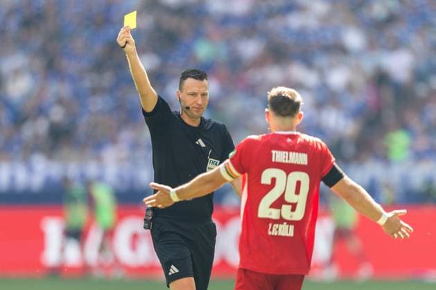 Fußball 2. Bundesliga 4. Spieltag FC Schalke 04 - 1. FC Köln am 01.09.2024 in der Veltins Arena in Gelsenkirchen Schiedsrichter Sven Jablonski ( Bremen ), links - zeigt die gelbe Karte, Jan Thielmann ( Köln ), rechts DFL regulations prohibit any use of photographs as image sequences and or quasi-video.