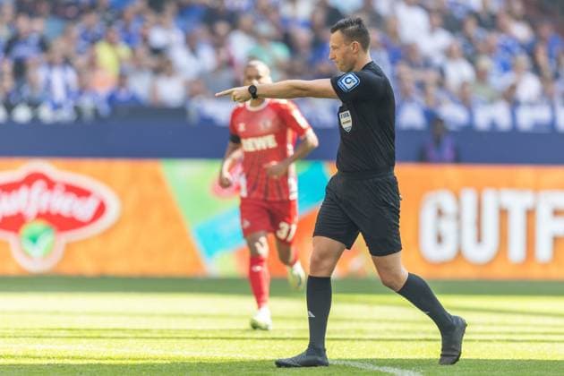 Fußball 2. Bundesliga 4. Spieltag FC Schalke 04 - 1. FC Köln am 01.09.2024 in der Veltins Arena in Gelsenkirchen Schiedsrichter Sven Jablonski ( Bremen ) zeigt auf den Elfmeterpunkt gibt einen Elfmeter DFL regulations prohibit any use of photographs as image sequences and or quasi-video.