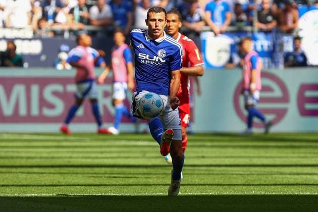 Amin Younes (FC Schalke 04) am Ball fuer Schalke 04 FC Schalke 04 vs. 1. FC Koeln, Fussball, 2. Bundesliga, 4. Spieltag, Saison 2024 2025, 01.09.2024 Foto: kolbert-press Ant Palmer Veltins Arena NRW Deutschland