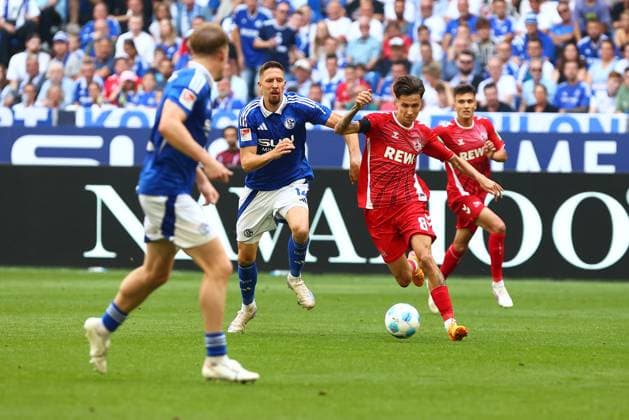 Denis Husein-Basic (1. FC Koeln) im Zweikampf, Aktion, mit Janik Bachmann (FC Schalke 04) FC Schalke 04 vs. 1. FC Koeln, Fussball, 2. Bundesliga, 4. Spieltag, Saison 2024 2025, 01.09.2024 Foto: kolbert-press Ant Palmer Veltins Arena NRW Deutschland