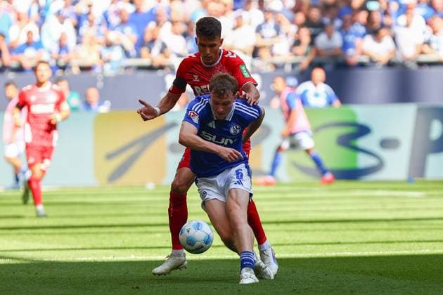 Ron Schallenberg (FC Schalke 04) im Zweikampf, Aktion, mit Jan Thielmann (1. FC Koeln) FC Schalke 04 vs. 1. FC Koeln, Fussball, 2. Bundesliga, 4. Spieltag, Saison 2024 2025, 01.09.2024 Foto: kolbert-press Ant Palmer Veltins Arena NRW Deutschland