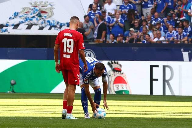 Kenan Karaman (FC Schalke 04) Tim Lemperle (1. FC Koeln) FC Schalke 04 vs. 1. FC Koeln, Fussball, 2. Bundesliga, 4. Spieltag, Saison 2024 2025, 01.09.2024 Foto: kolbert-press Ant Palmer Veltins Arena NRW Deutschland