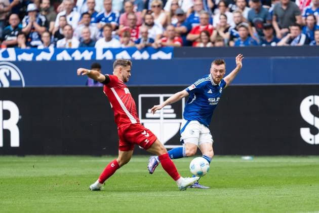 GER, 2. FBL FC Schalke 04 vs 1. FC Köln Koeln 01.09.2024, Veltins Arena, Gelsenkirchen, GER, 2. FBL FC Schalke 04 vs 1. FC Köln Koeln Im Bild: Zweikampf zwischen Tobias Mohr (FC Schalke 04, 29) und Jan Thielmann (1. FC Köln Koeln, )