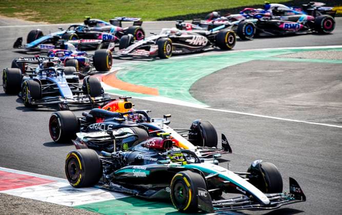 MONZA - (lr) Max Verstappen (Red Bull Racing), Lewis Hamilton (Mercedes) in action during the Italian Grand Prix at the Monza circuit. ANP SANDER KONING xVIxANPxSportx xxANPxIVx 507346541 originalFilename: 507346541.jpg