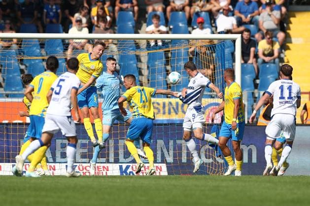 01.09.2024, xtgx, Fussball 2. Bundesliga, Eintracht Braunschweig - Karlsruher SC emspor, v.l. Andrin Hunziker (Karlsruhe, 9) schiesst Tor, schießt, Torschuetze, erzielt Tor, Treffer, scores the goal 1:1 (DFL DFB REGULATIONS PROHIBIT ANY USE OF PHOTOGRAPHS as IMAGE SEQUENCES and or QUASI-VIDEO) Braunschweig