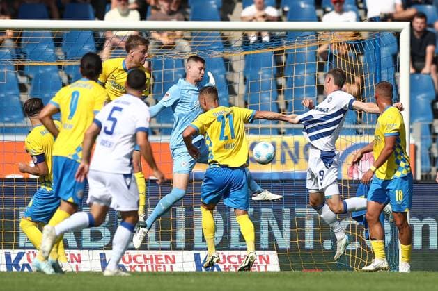 01.09.2024, xtgx, Fussball 2. Bundesliga, Eintracht Braunschweig - Karlsruher SC emspor, v.l. Andrin Hunziker (Karlsruhe, 9) schiesst Tor, schießt, Torschuetze, erzielt Tor, Treffer, scores the goal 1:1 (DFL DFB REGULATIONS PROHIBIT ANY USE OF PHOTOGRAPHS as IMAGE SEQUENCES and or QUASI-VIDEO) Braunschweig