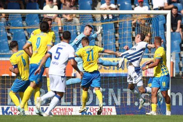 01.09.2024, xtgx, Fussball 2. Bundesliga, Eintracht Braunschweig - Karlsruher SC emspor, v.l. Andrin Hunziker (Karlsruhe, 9) schiesst Tor, schießt, Torschuetze, erzielt Tor, Treffer, scores the goal 1:1 (DFL DFB REGULATIONS PROHIBIT ANY USE OF PHOTOGRAPHS as IMAGE SEQUENCES and or QUASI-VIDEO) Braunschweig