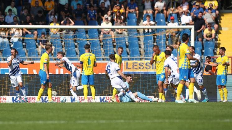 01.09.2024, xtgx, Fussball 2. Bundesliga, Eintracht Braunschweig - Karlsruher SC emspor, v.l. Andrin Hunziker (Karlsruhe, 9) Jubel, Torjubel, jubelt ueber das Tor, celebrate the goal, celebration (DFL DFB REGULATIONS PROHIBIT ANY USE OF PHOTOGRAPHS as IMAGE SEQUENCES and or QUASI-VIDEO) Braunschweig