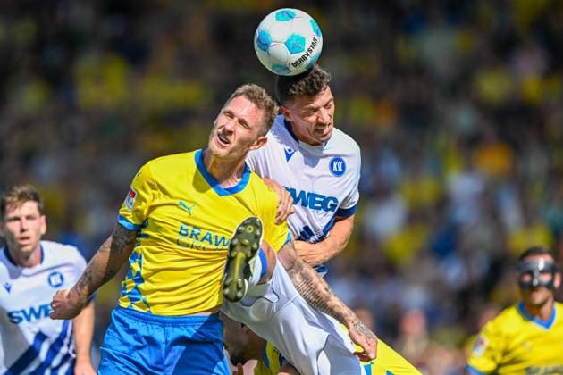 2. Liga - Eintracht Braunschweig - Karlsruher SC am 01.09.2024 im Eintracht Stadion in Braunschweig Sebastian Polter (Braunschweig) im Zweikampf gegen Nicolai Rapp (Karlsruhe)