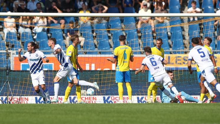 01.09.2024, xtgx, Fussball 2. Bundesliga, Eintracht Braunschweig - Karlsruher SC emspor, v.l. Andrin Hunziker (Karlsruhe, 9) Jubel, Torjubel, jubelt ueber das Tor, celebrate the goal, celebration (DFL DFB REGULATIONS PROHIBIT ANY USE OF PHOTOGRAPHS as IMAGE SEQUENCES and or QUASI-VIDEO) Braunschweig