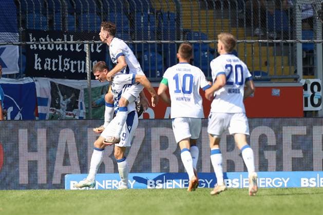 01.09.2024, xtgx, Fussball 2. Bundesliga, Eintracht Braunschweig - Karlsruher SC emspor, v.l. Andrin Hunziker (Karlsruhe, 9) Jubel, Torjubel, jubelt ueber das Tor, celebrate the goal, celebration (DFL DFB REGULATIONS PROHIBIT ANY USE OF PHOTOGRAPHS as IMAGE SEQUENCES and or QUASI-VIDEO) Braunschweig