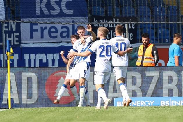 01.09.2024, xtgx, Fussball 2. Bundesliga, Eintracht Braunschweig - Karlsruher SC emspor, v.l. Andrin Hunziker (Karlsruhe, 9) Jubel, Torjubel, jubelt ueber das Tor, celebrate the goal, celebration (DFL DFB REGULATIONS PROHIBIT ANY USE OF PHOTOGRAPHS as IMAGE SEQUENCES and or QUASI-VIDEO) Braunschweig