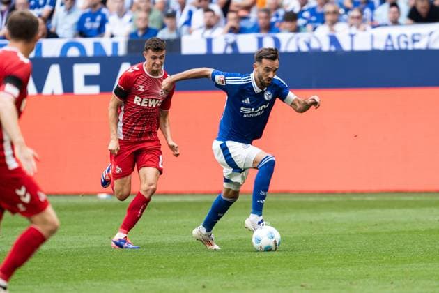 GER, 2. FBL FC Schalke 04 vs 1. FC Köln Koeln 01.09.2024, Veltins Arena, Gelsenkirchen, GER, 2. FBL FC Schalke 04 vs 1. FC Köln Koeln Im Bild: Tim Lemperle (1. FC Köln Koeln, ) Einzelaktion; Ganzkörper Ganzkoerper ; Ball am Fuss;