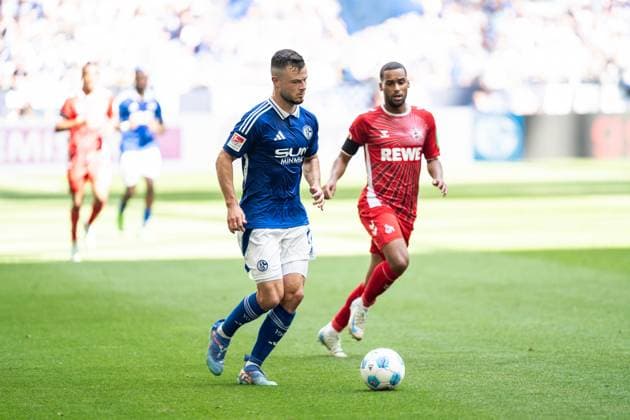 GER, 2. FBL FC Schalke 04 vs 1. FC Köln Koeln 01.09.2024, Veltins Arena, Gelsenkirchen, GER, 2. FBL FC Schalke 04 vs 1. FC Köln Koeln Im Bild: Adrian Gantenbein (FC Schalke 04, 17) Einzelaktion; Ganzkörper Ganzkoerper ; Ball am Fuss;