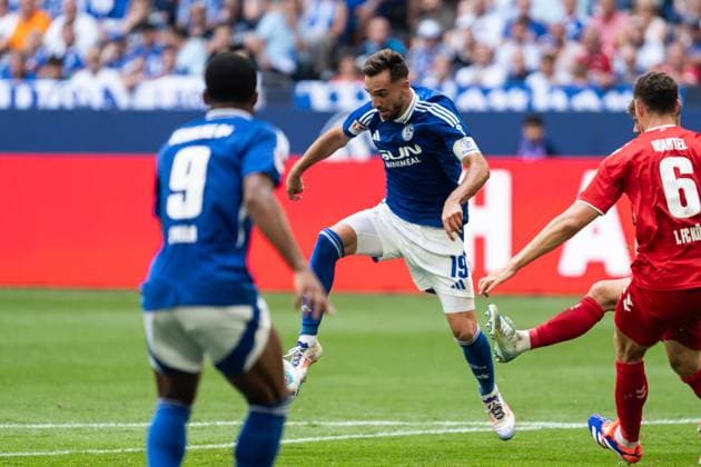 GER, 2. FBL FC Schalke 04 vs 1. FC Köln Koeln 01.09.2024, Veltins Arena, Gelsenkirchen, GER, 2. FBL FC Schalke 04 vs 1. FC Köln Koeln Im Bild: Kenan Karaman (FC Schalke 04, 19) Einzelaktion; Ganzkörper Ganzkoerper ; Ball am Fuss;