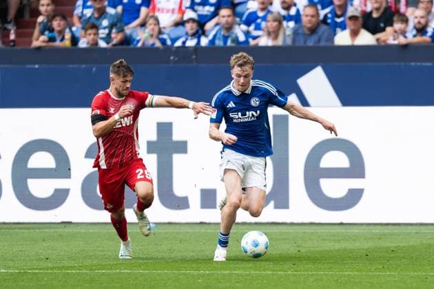 GER, 2. FBL FC Schalke 04 vs 1. FC Köln Koeln 01.09.2024, Veltins Arena, Gelsenkirchen, GER, 2. FBL FC Schalke 04 vs 1. FC Köln Koeln Im Bild: Zweikampf zwischen Derry John Murkin (FC Schalke 04, 5) und Jan Thielmann (1. FC Köln Koeln, )