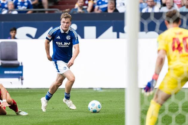 GER, 2. FBL FC Schalke 04 vs 1. FC Köln Koeln 01.09.2024, Veltins Arena, Gelsenkirchen, GER, 2. FBL FC Schalke 04 vs 1. FC Köln Koeln Im Bild: Derry John Murkin (FC Schalke 04, 5) Einzelaktion; Ganzkörper Ganzkoerper ; Ball am Fuss;