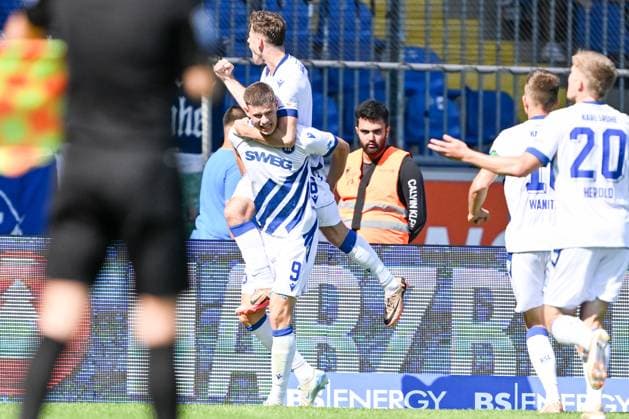 Sport Bilder des Tages 2. Liga - Eintracht Braunschweig - Karlsruher SC am 01.09.2024 im Eintracht Stadion in Braunschweig Jubel, Torjubel, Torschuetze, Torschütze Andrin Hunziker (Karlsruhe) jubelt nach seinem Tor zum 1:1