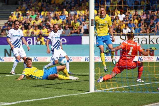 01.09.2024, xtgx, Fussball 2. Bundesliga, Eintracht Braunschweig - Karlsruher SC emspor, v.l. Levente Szabo (Braunschweig, 11) verpasst Tor zum 2:1, schiesst den Ball aufs Tor, Torschuss, Schuss (DFL DFB REGULATIONS PROHIBIT ANY USE OF PHOTOGRAPHS as IMAGE SEQUENCES and or QUASI-VIDEO) Braunschweig