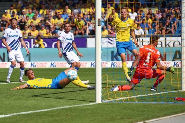 01.09.2024, xtgx, Fussball 2. Bundesliga, Eintracht Braunschweig - Karlsruher SC emspor, v.l. Levente Szabo (Braunschweig, 11) verpasst Tor zum 2:1, schiesst den Ball aufs Tor, Torschuss, Schuss (DFL DFB REGULATIONS PROHIBIT ANY USE OF PHOTOGRAPHS as IMAGE SEQUENCES and or QUASI-VIDEO) Braunschweig