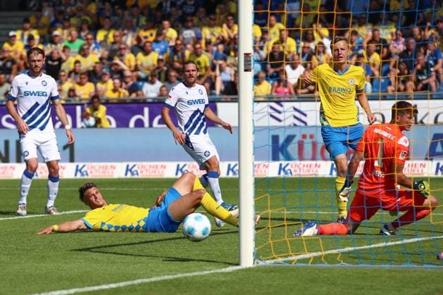 01.09.2024, xtgx, Fussball 2. Bundesliga, Eintracht Braunschweig - Karlsruher SC emspor, v.l. Levente Szabo (Braunschweig, 11) verpasst Tor zum 2:1, schiesst den Ball aufs Tor, Torschuss, Schuss (DFL DFB REGULATIONS PROHIBIT ANY USE OF PHOTOGRAPHS as IMAGE SEQUENCES and or QUASI-VIDEO) Braunschweig