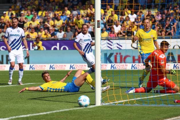 01.09.2024, xtgx, Fussball 2. Bundesliga, Eintracht Braunschweig - Karlsruher SC emspor, v.l. Levente Szabo (Braunschweig, 11) verpasst Tor zum 2:1, schiesst den Ball aufs Tor, Torschuss, Schuss (DFL DFB REGULATIONS PROHIBIT ANY USE OF PHOTOGRAPHS as IMAGE SEQUENCES and or QUASI-VIDEO) Braunschweig