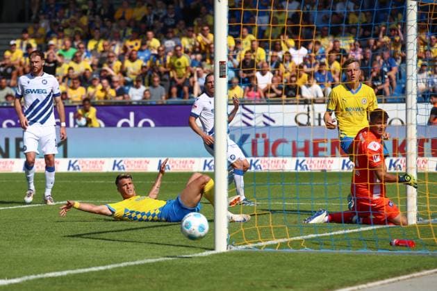 01.09.2024, xtgx, Fussball 2. Bundesliga, Eintracht Braunschweig - Karlsruher SC emspor, v.l. Levente Szabo (Braunschweig, 11) verpasst Tor zum 2:1, schiesst den Ball aufs Tor, Torschuss, Schuss (DFL DFB REGULATIONS PROHIBIT ANY USE OF PHOTOGRAPHS as IMAGE SEQUENCES and or QUASI-VIDEO) Braunschweig