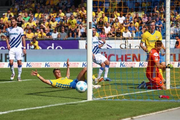 01.09.2024, xtgx, Fussball 2. Bundesliga, Eintracht Braunschweig - Karlsruher SC emspor, v.l. Levente Szabo (Braunschweig, 11) verpasst Tor zum 2:1, schiesst den Ball aufs Tor, Torschuss, Schuss (DFL DFB REGULATIONS PROHIBIT ANY USE OF PHOTOGRAPHS as IMAGE SEQUENCES and or QUASI-VIDEO) Braunschweig
