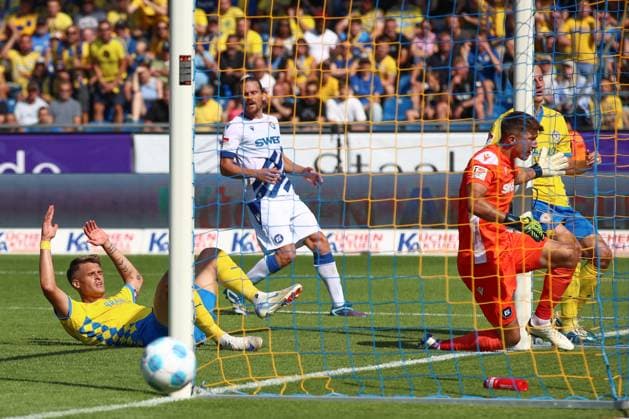 01.09.2024, xtgx, Fussball 2. Bundesliga, Eintracht Braunschweig - Karlsruher SC emspor, v.l. Levente Szabo (Braunschweig, 11) verpasst Tor zum 2:1, schiesst den Ball aufs Tor, Torschuss, Schuss (DFL DFB REGULATIONS PROHIBIT ANY USE OF PHOTOGRAPHS as IMAGE SEQUENCES and or QUASI-VIDEO) Braunschweig