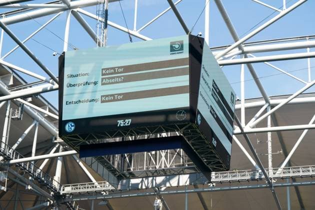 Fußball: 2. Bundesliga Saison 2024 - 2025, 4. Spieltag - FC Schalke 04 vs. 1. FC Köln - Veltins-Arena, Gelsenkirchen: Kein Tor für Schalke wegen Abseits nach VAR Prüfung