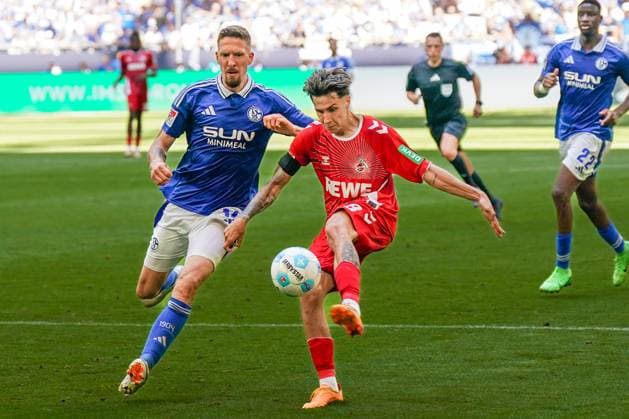 Fußball: 2. Bundesliga Saison 2024 - 2025, 4. Spieltag - FC Schalke 04 vs. 1. FC Köln - Veltins-Arena, Gelsenkirchen: Kölns Denis Huseinbasic mit Schalkes Janik Bachmann in Aktion