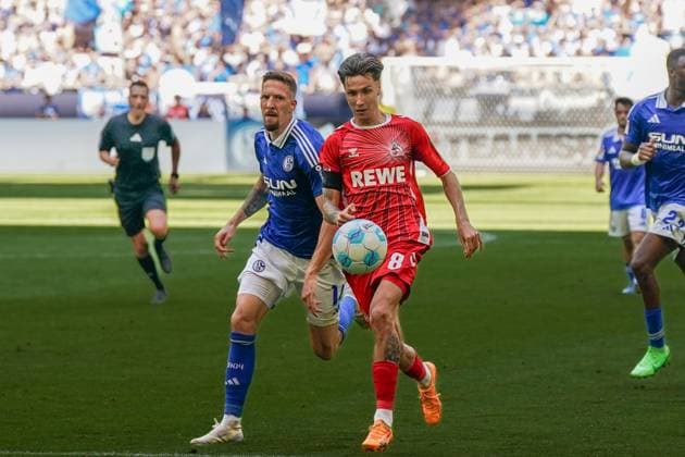 Fußball: 2. Bundesliga Saison 2024 - 2025, 4. Spieltag - FC Schalke 04 vs. 1. FC Köln - Veltins-Arena, Gelsenkirchen: Kölns Denis Huseinbasic mit Schalkes Janik Bachmann in Aktion